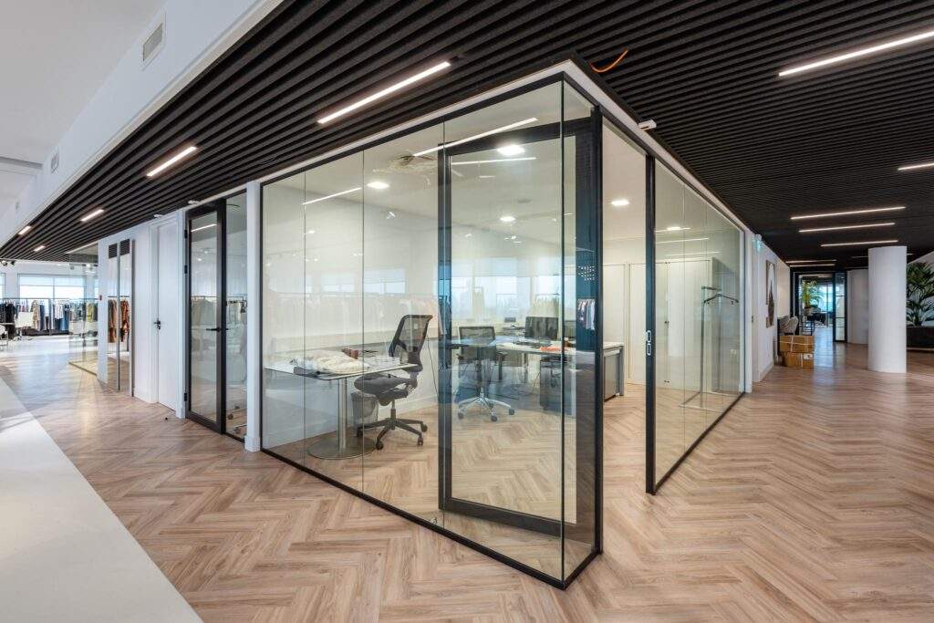 Modern kantoorinterieur met glazen vergaderruimtes op het Koningin Wilhelminaplein.
